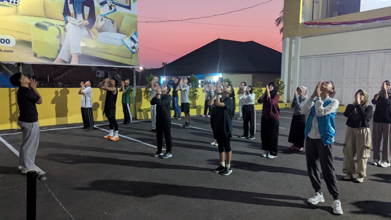 olahraga pagi bersama mahasiswa/i baru di sihi